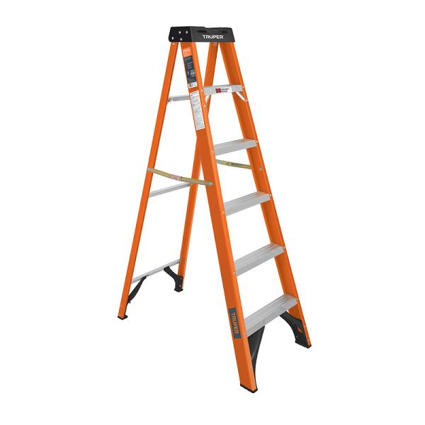 Escalera de tijera Truper naranja de fibra de vidrio, 5 peldaños de aluminio, tipo II, con base y tope negros.