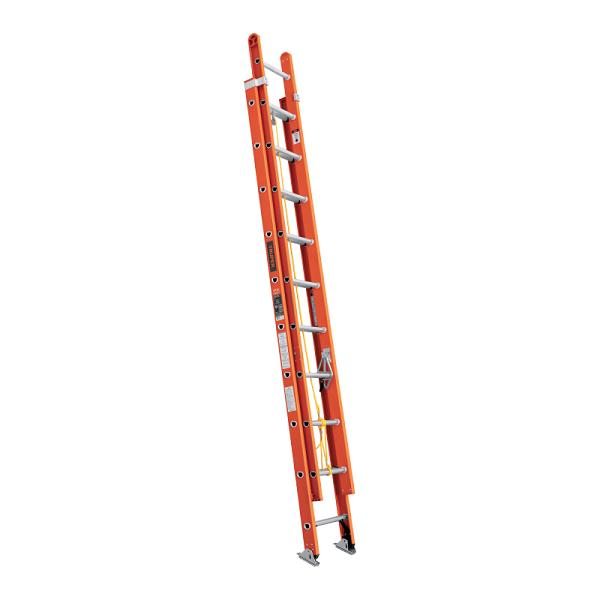 Escalera de extensión naranja de fibra de vidrio tipo II con 20 peldaños y pies de seguridad.