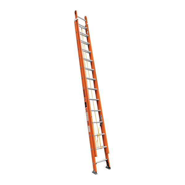 Escalera de extensión naranja de fibra de vidrio tipo II con 28 peldaños de aluminio y cuerda de elevación.
