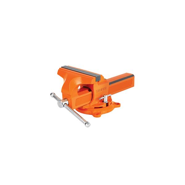 Tornillo de banco 8' tipo europeo Truper de hierro nodular color naranja con base giratoria y mordazas negras.
